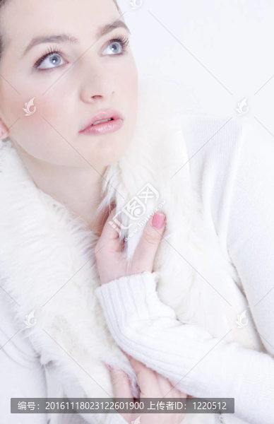 穿白色毛衣的年輕女子肖像