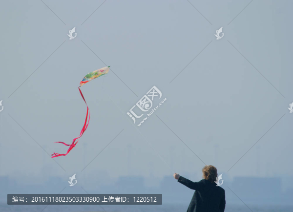 女人放風(fēng)箏