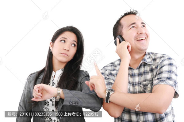 給我一分鐘；白人成年人在手機(jī)上說要等一分鐘給他的夫婦