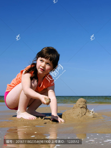 孩子們在海灘上做沙堡