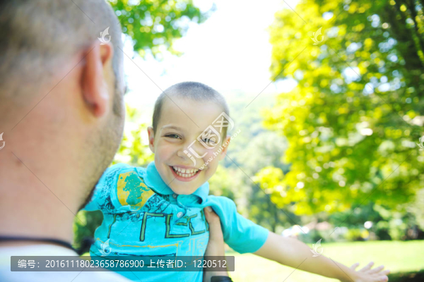 快樂的父親和兒子在公園玩得很開心