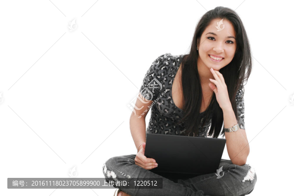快樂的年輕美麗的女人與筆記本電腦