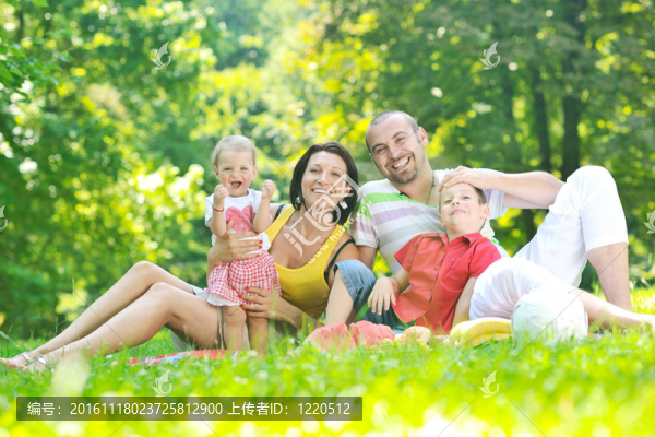 快樂的年輕夫婦和他們的孩子在公園玩得開心
