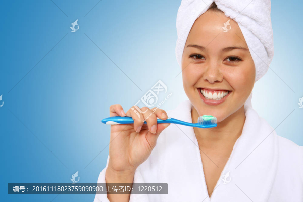 女人刷牙
