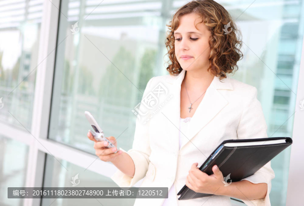 悲傷的女人發(fā)短信