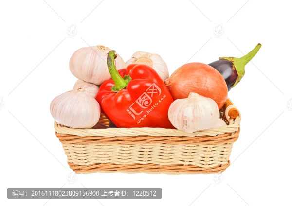 在編筐蔬菜；孤立在白色背景