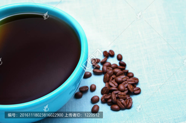 一個(gè)藍(lán)色的咖啡杯，咖啡豆的特寫(xiě)