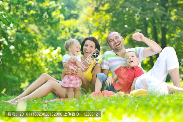 快樂的年輕夫婦和他們的孩子在公園玩得開心