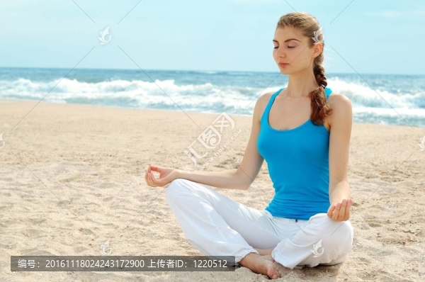 美麗女子在海灘上練習(xí)瑜伽