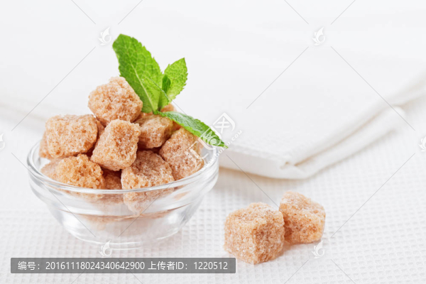靜物與棕色塊蔗糖；在白色亞麻桌布；復(fù)制空間設(shè)計(jì)準(zhǔn)備