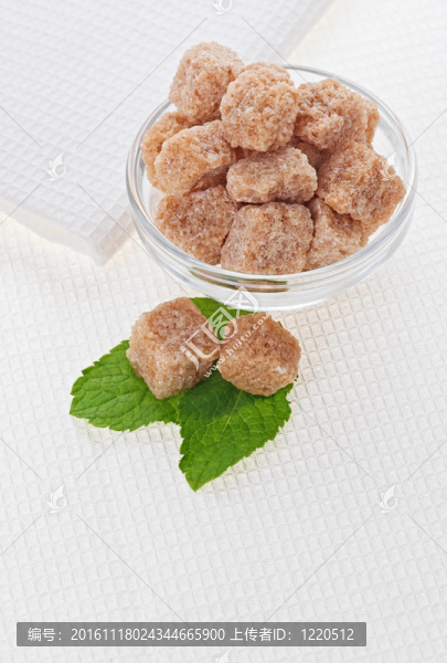 靜物與棕色塊蔗糖；在白色亞麻桌布；復(fù)制空間設(shè)計(jì)準(zhǔn)備