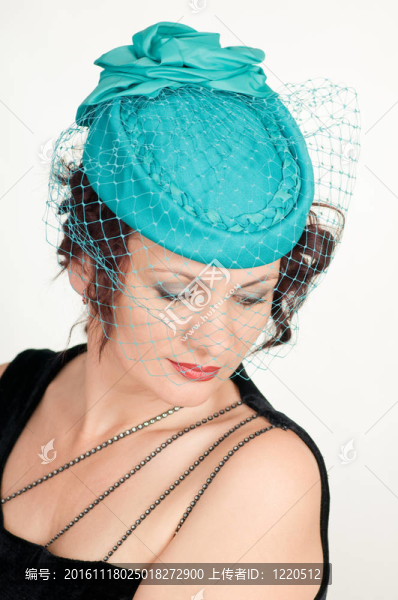 戴綠色帽子的女人