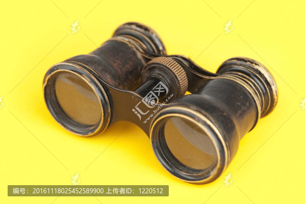 黃色背景上的老雙筒望遠(yuǎn)鏡