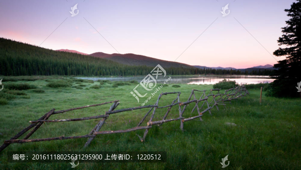 山上的湖