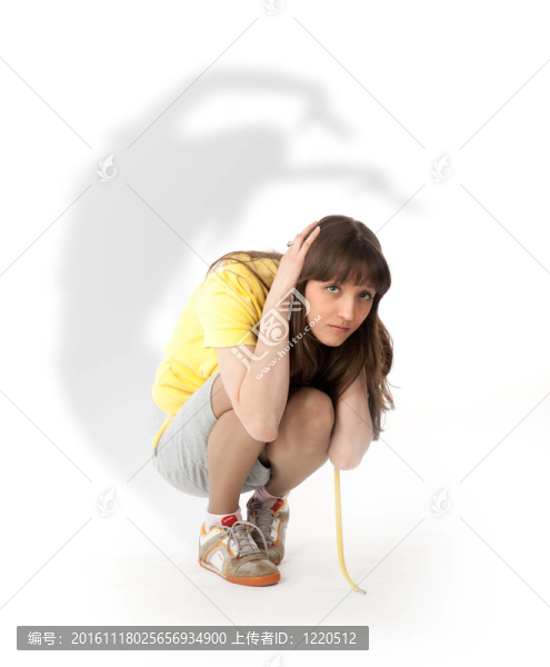 害怕的年輕女人