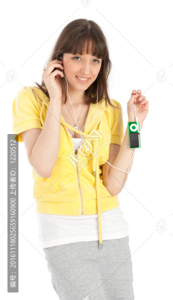 年輕的女孩在聽音樂