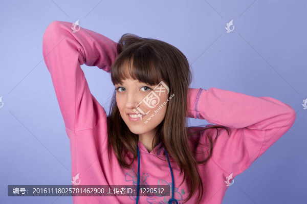 快樂美麗的年輕女人