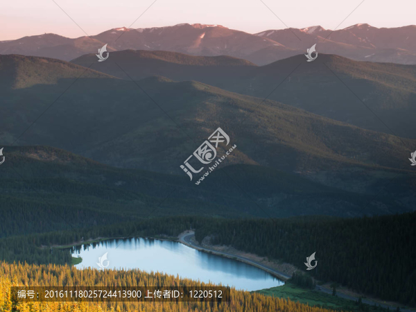 山上的湖