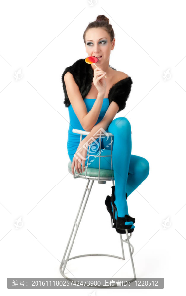 她手里拿著一根棒棒糖的年輕女子