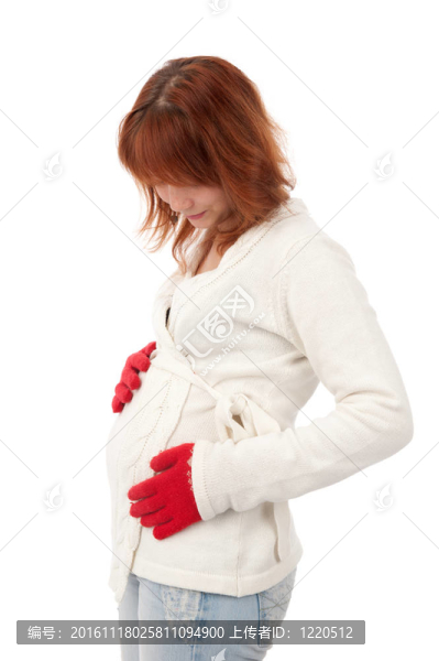 年輕懷孕的女孩把手放在肚子上