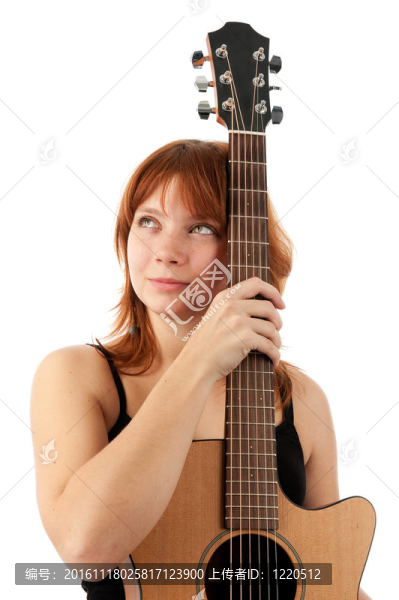 美麗的年輕女孩彈吉他