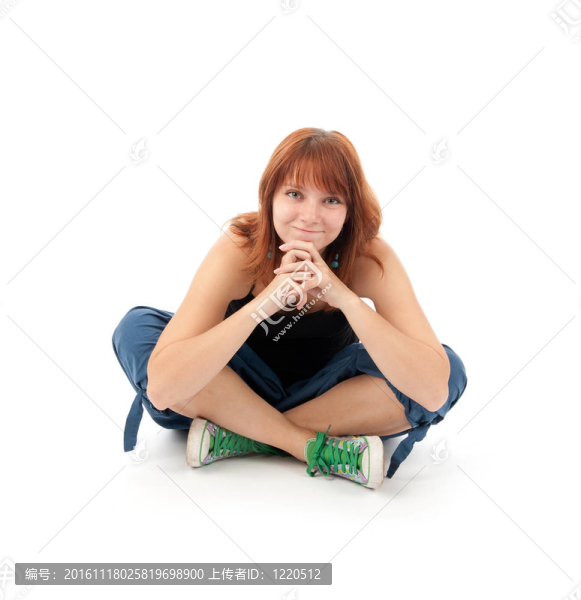 快樂(lè)的年輕女性坐在地板上放松