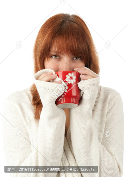 微笑的年輕女性喝著一杯咖啡