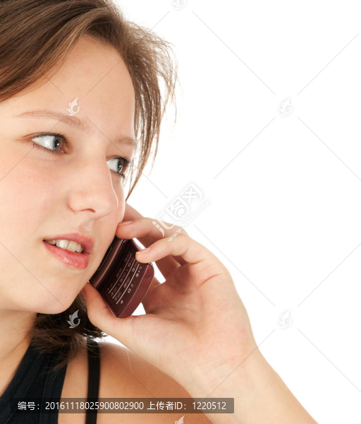年輕的女人在談論她的手機