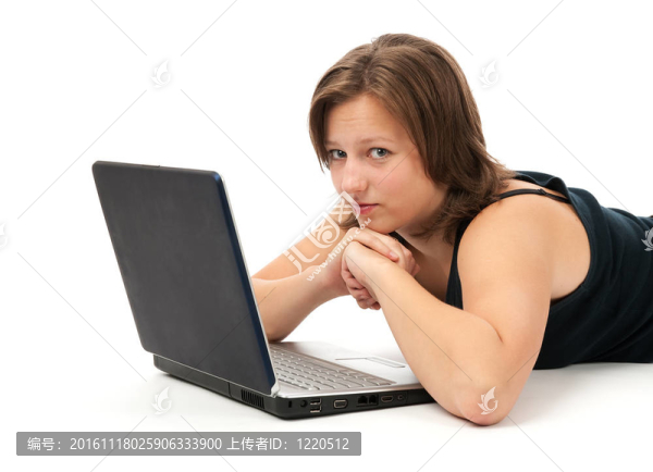 工作在一個(gè)白色背景上的筆記本電腦的女人