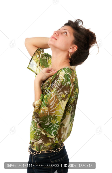 快樂的年輕女人抬頭