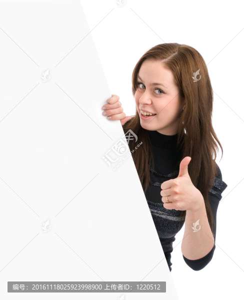 快樂美麗的微笑女人從旗幟向外看，豎起大拇指