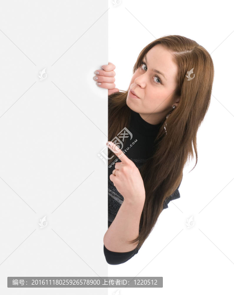 一位美女手持一張空白廣告牌的畫(huà)像