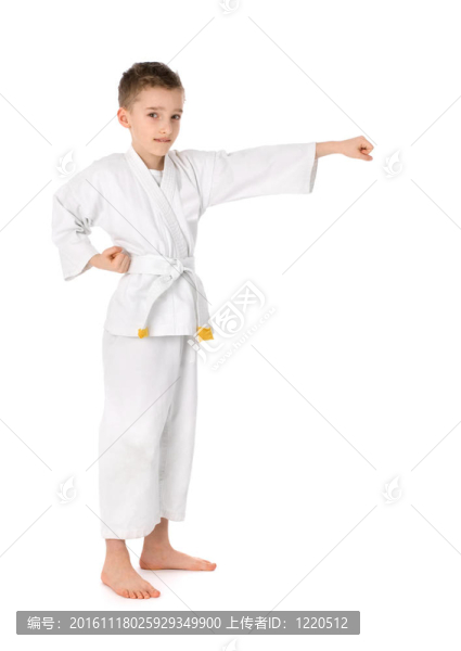 小男孩練跆拳道