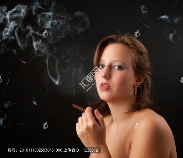年輕的女人吸煙