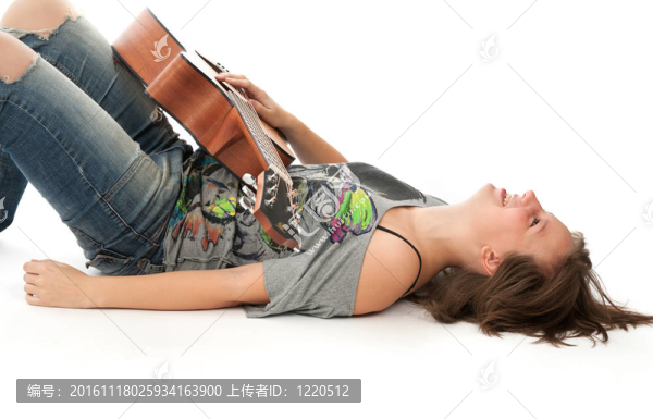 年輕的女人帶著吉他
