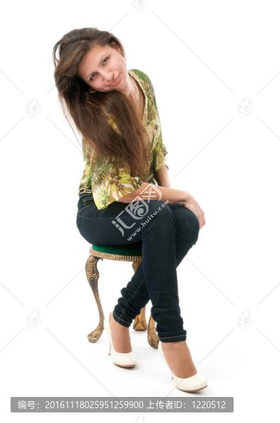 坐在椅子上的年輕女人