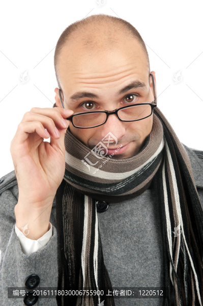 有魅力的男人穿著外套和圍巾