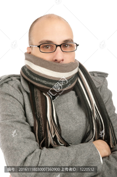 穿冬天衣服的年輕人