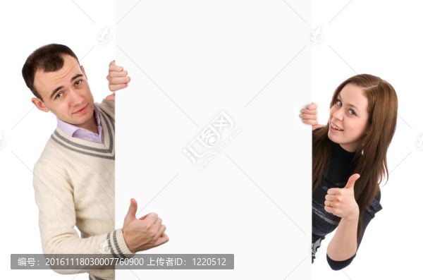年輕夫婦在白色背景上展示一塊空白板