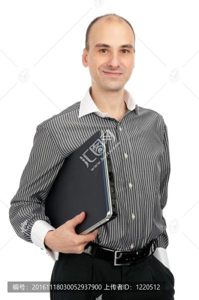 年輕人拿著一臺筆記本電腦