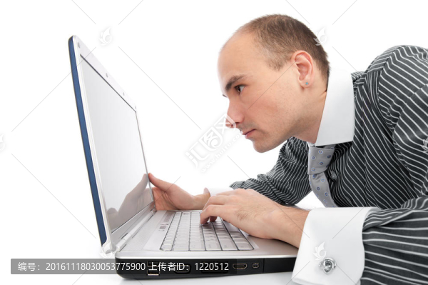 年輕的商人與筆記本電腦