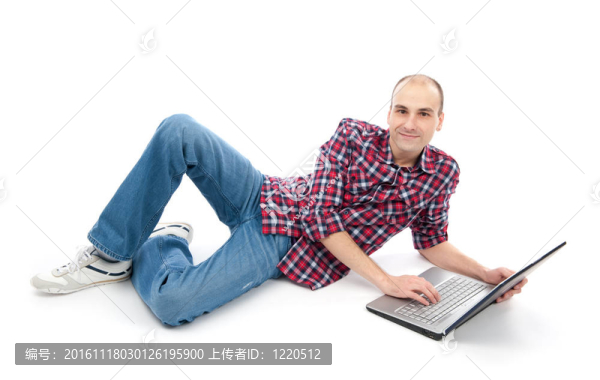 快樂的年輕人在筆記本電腦上沖浪。