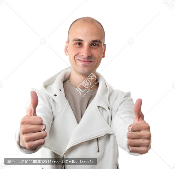 顯示拇指的年輕人