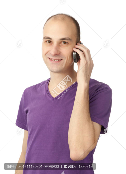 年輕的休閑男子在電話里