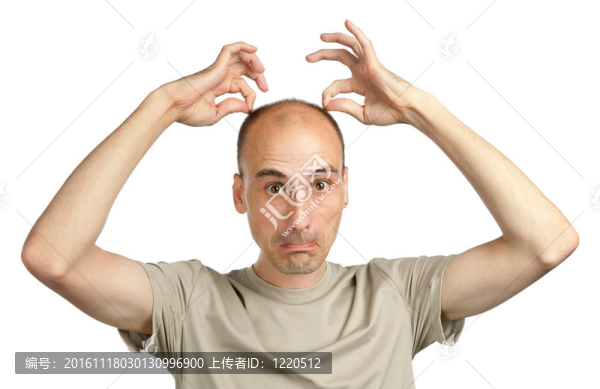 年輕有趣的禿頭男人