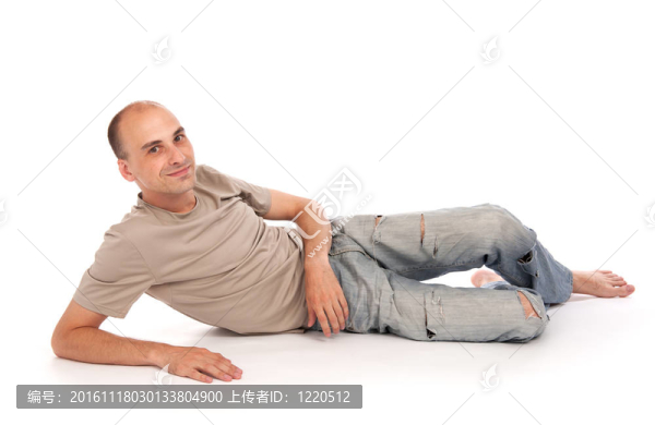 躺在地板上的男人