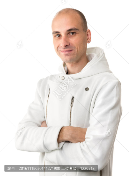 英俊的年輕人微笑