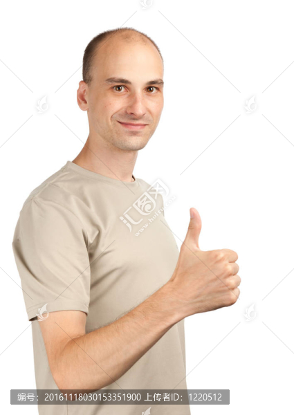 具有拇指向上征的年輕人