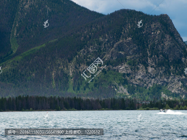 山上的湖