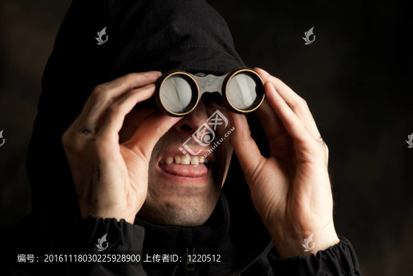 滑稽男子雙目